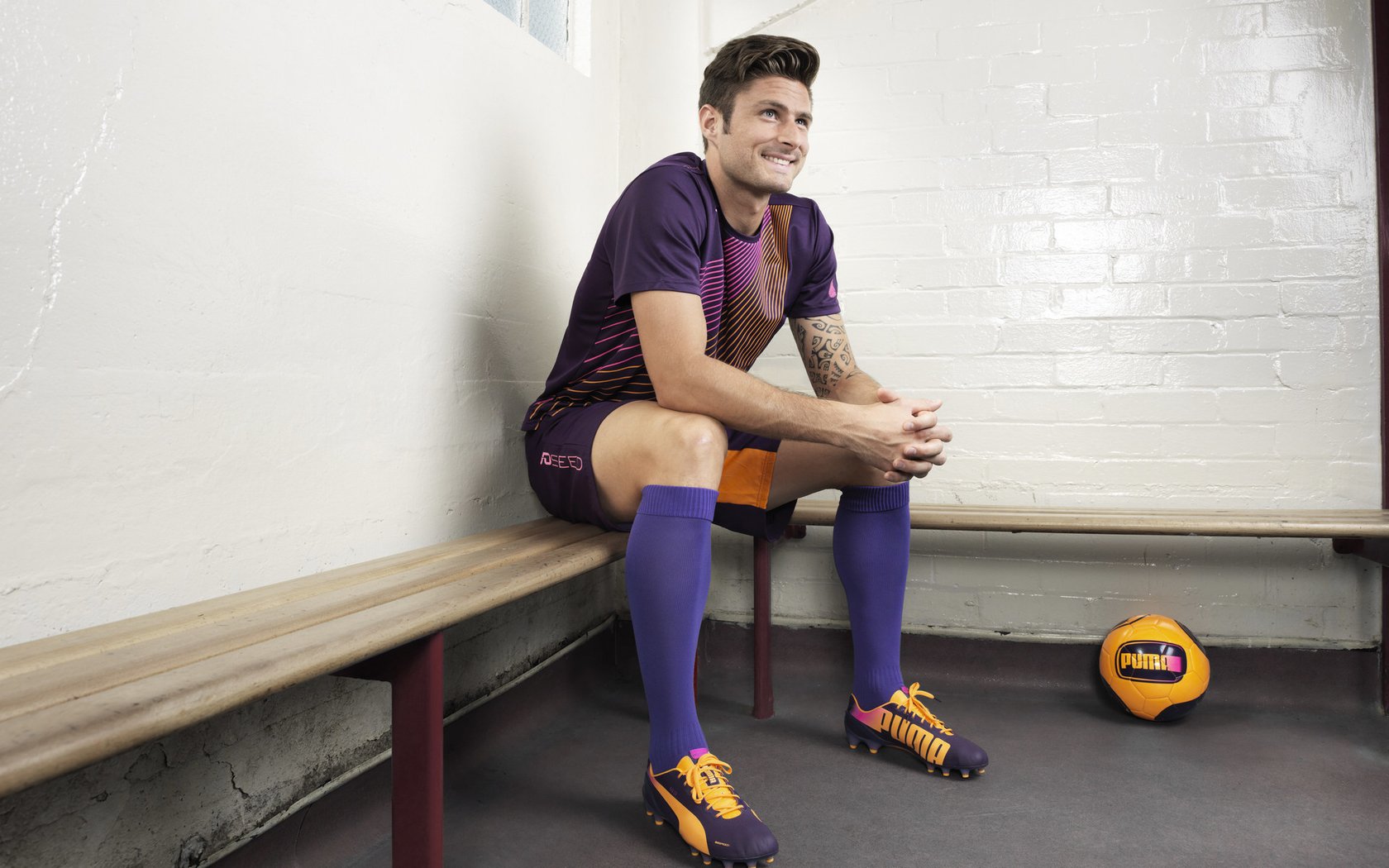 特斯·冯·迪克：南非队的中场灵魂，传球精准，推动全队进攻，冯 斯特拉克